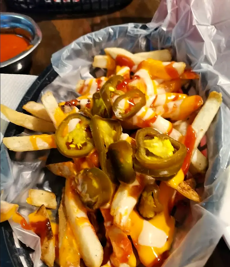 Canasta de papas con queso amarillo, catsup, mayonesa y rodajas de jalapeño